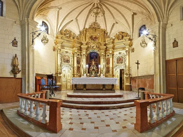 Interior de iglesia con altar dorado bajo bóveda abovedada.