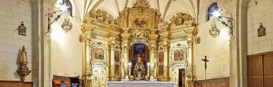 Interior de iglesia con altar dorado bajo bóveda abovedada.