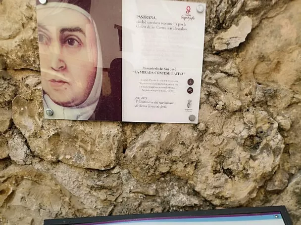 Panel informativo de convento histórico.