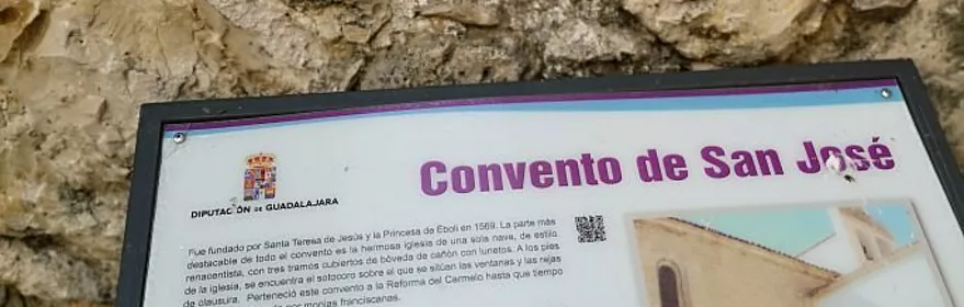 Panel informativo de convento histórico.