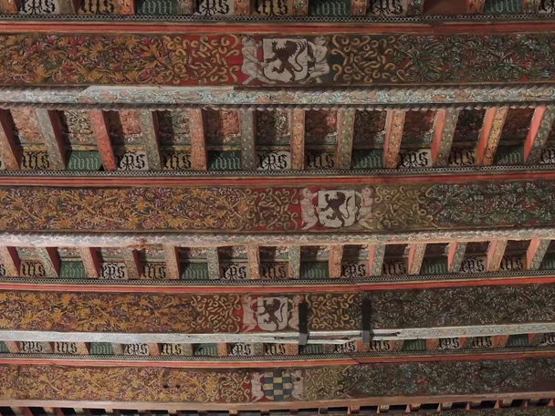 Techo de madera pintado con motivos heráldicos