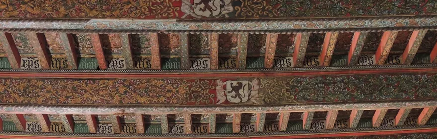 Techo de madera pintado con motivos heráldicos