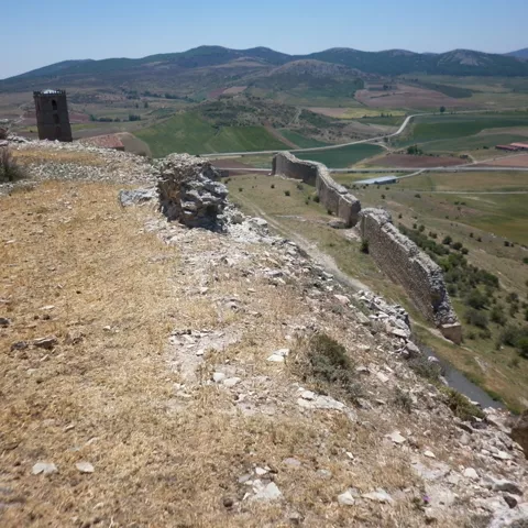 Imagen de la doble línea de murallas del Castillo de Atienza