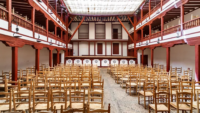 Patio teatral con gradas y escenario