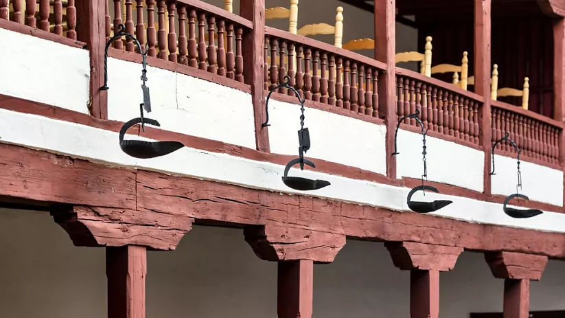 Galería de madera con candiles colgantes