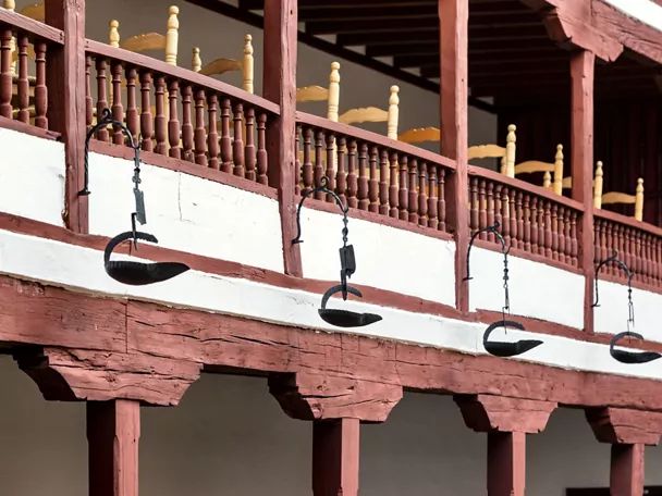 Galería de madera con candiles colgantes