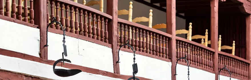 Galería de madera con candiles colgantes