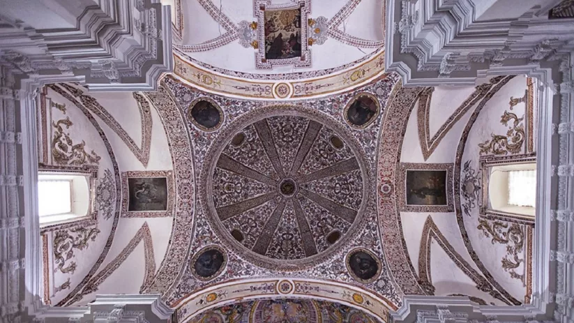 Bóveda decorada con pinturas murales y motivos barrocos