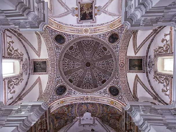 Bóveda decorada con pinturas murales y motivos barrocos