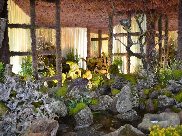 Belén floral con cruz iluminada