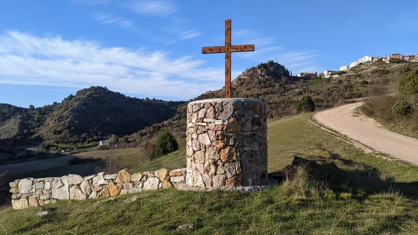 Cruz de piedra en el entorno natural