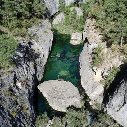 Río encajado entre rocas