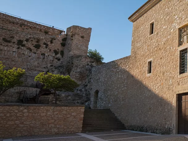 Edificio histórico de piedra junto a muralla