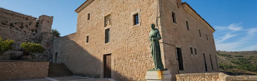 Edificio histórico de piedra junto a muralla