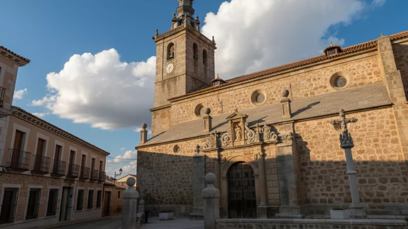Iglesia de piedra con torre y portada monumental