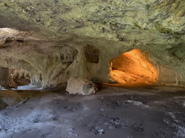 Cueva natural con amplias galerías excavadas en la roca.