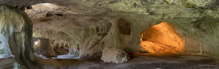 Cueva natural con amplias galerías excavadas en la roca.