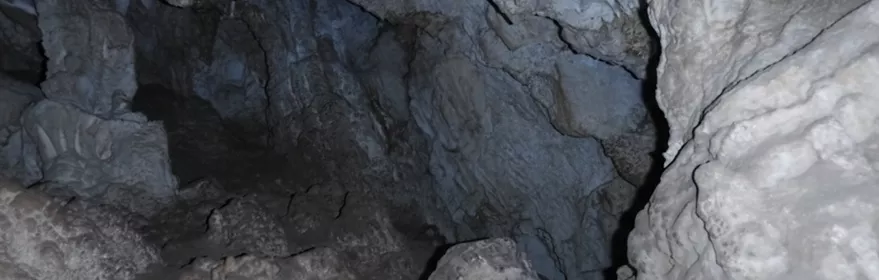 Interior de cueva con paredes calcáreas