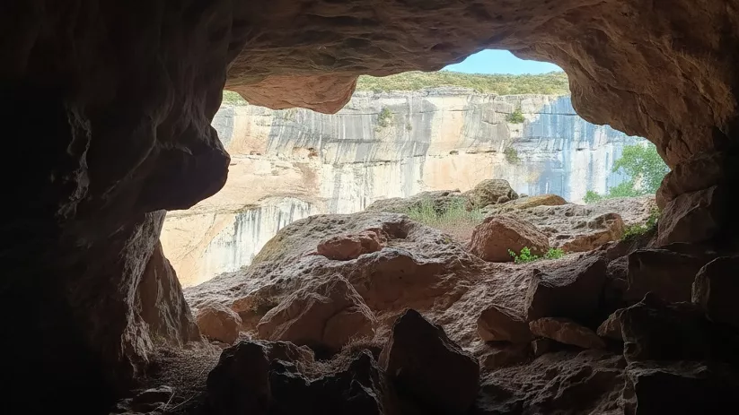 Boca de cueva con vistas al cañón
