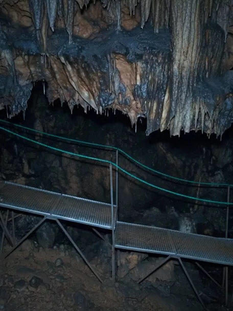 Pasarela metálica bajo estalactitas