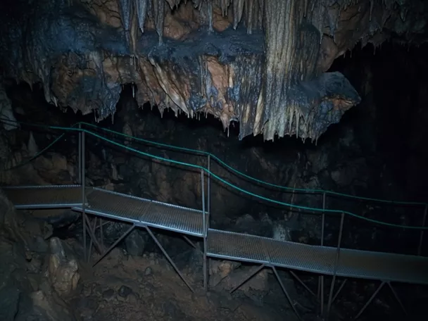 Pasarela metálica bajo estalactitas
