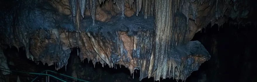 Pasarela metálica bajo estalactitas
