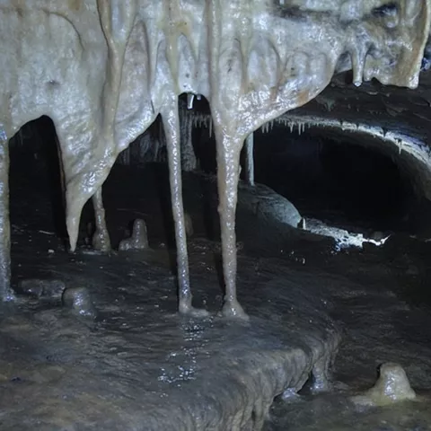 Interior de la Cueva de los Moros en Las Majadas, Cuenca