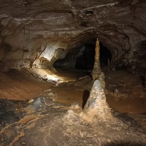 La Cueva de los Moros, en Las Majadas, vista por dentro