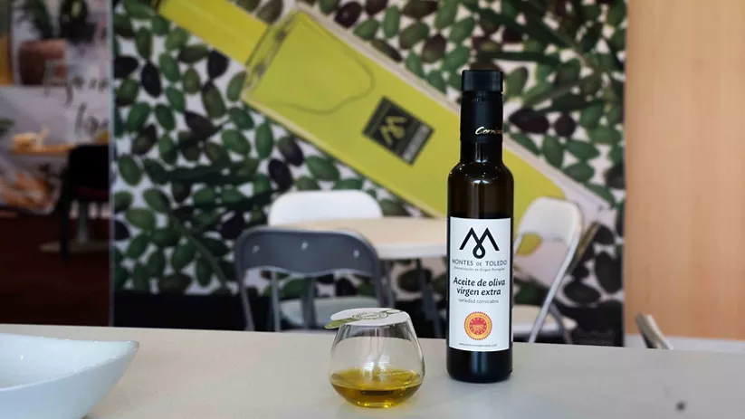 Botella de aceite de oliva virgen extra en mesa de degustación gastronómica