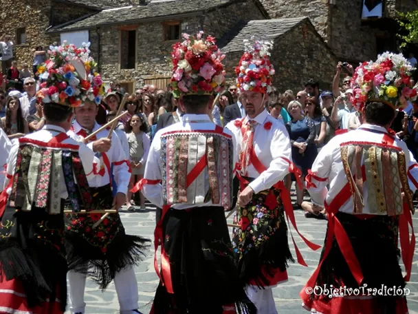 Danzantes tradicionales con sombreros florales.