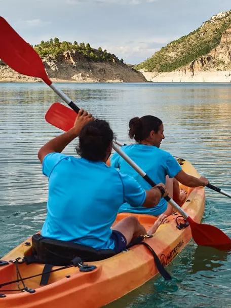Dos chicas sobre kayak en la sierra del segura