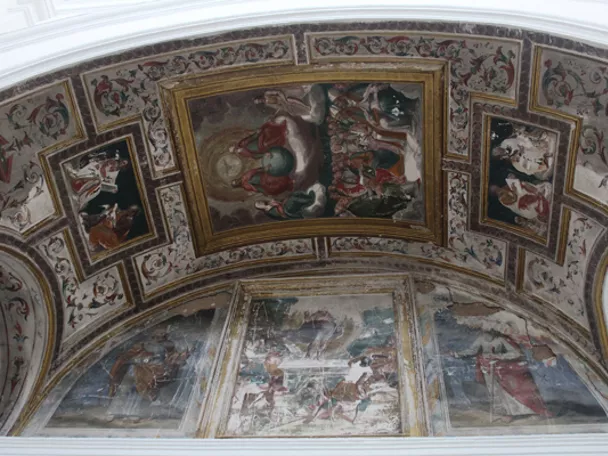 Bóveda decorada con pinturas murales de temática religiosa.