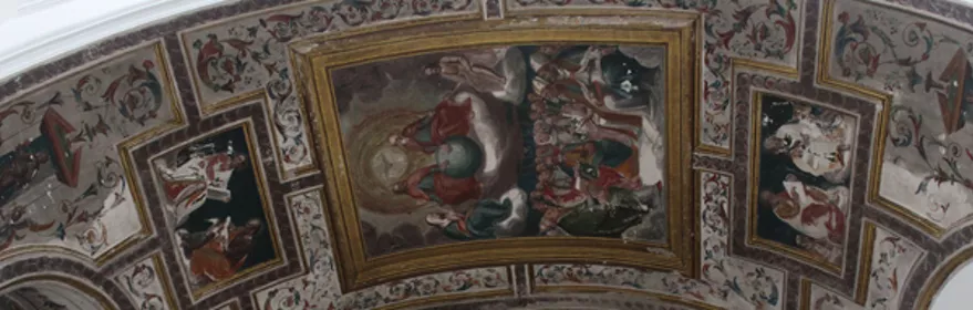 Bóveda decorada con pinturas murales de temática religiosa.