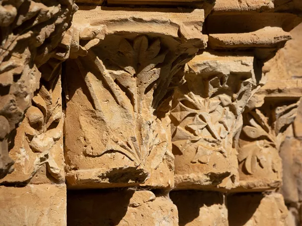 Capiteles románicos tallados en piedra