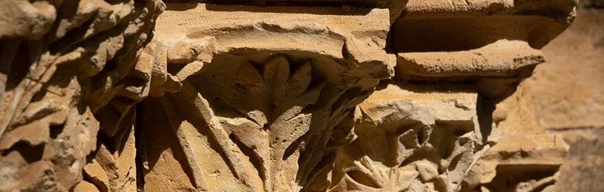 Capiteles románicos tallados en piedra