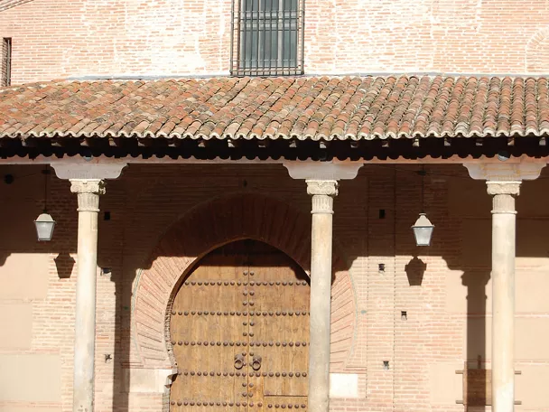 Pórtico de iglesia histórica con columnas de piedra.
