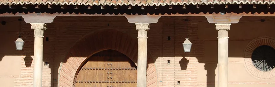 Pórtico de iglesia histórica con columnas de piedra.