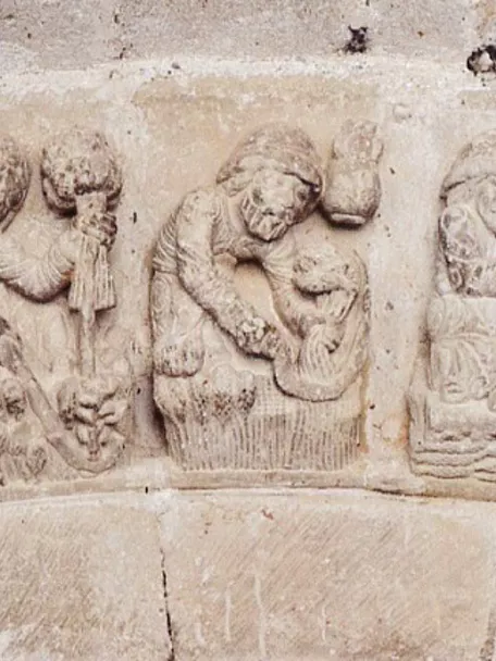 Relieves románicos con escenas simbólicas talladas en piedra.