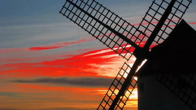 Molino de viento recortado sobre cielo al atardecer