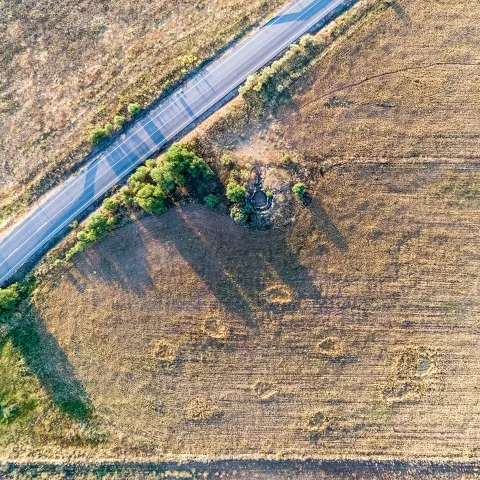 Vista aérea de campos de cultivo junto a una carretera