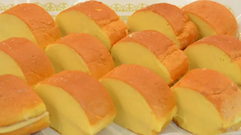 Porciones de bizcocho relleno sobre bandeja.