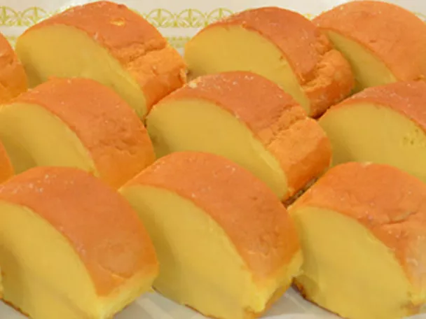 Porciones de bizcocho relleno sobre bandeja.