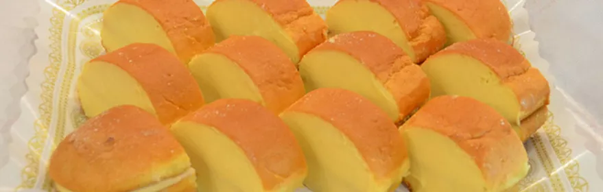 Porciones de bizcocho relleno sobre bandeja.