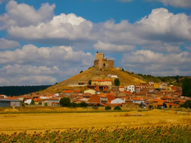 Panorámica de Cañada del Hoyo con el castillo del Buen Suceso en lo alto