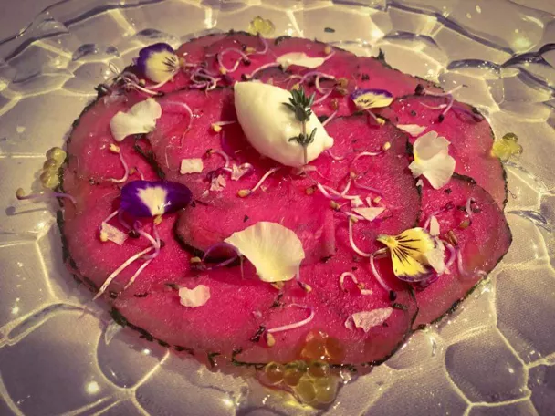 Carpaccio con flores comestibles y brotes
