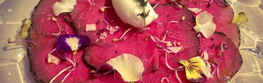 Carpaccio con flores comestibles y brotes