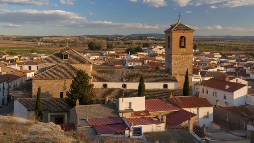 Conjunto urbano con torre de iglesia y tejados tradicionales