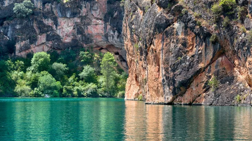 Paredes rocosas junto al agua
