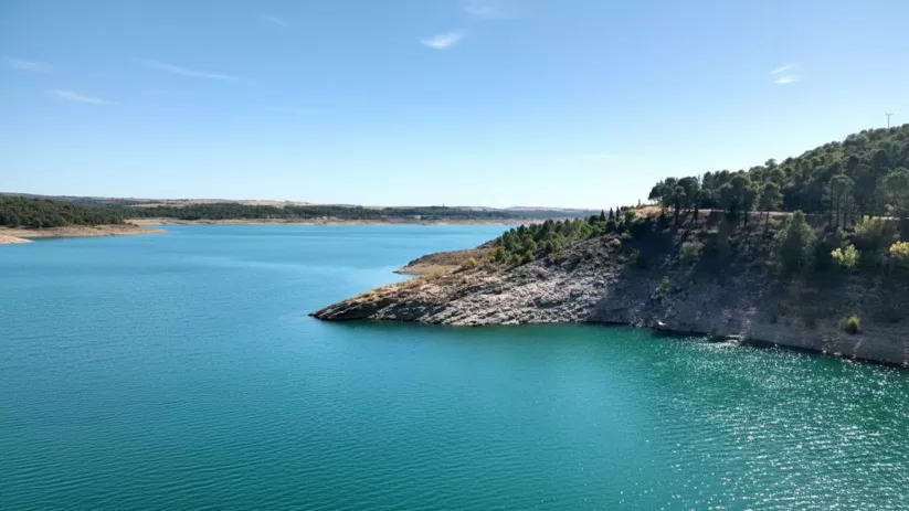 Orilla rocosa junto a aguas turquesas