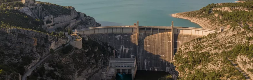 Presa entre montañas y gran embalse